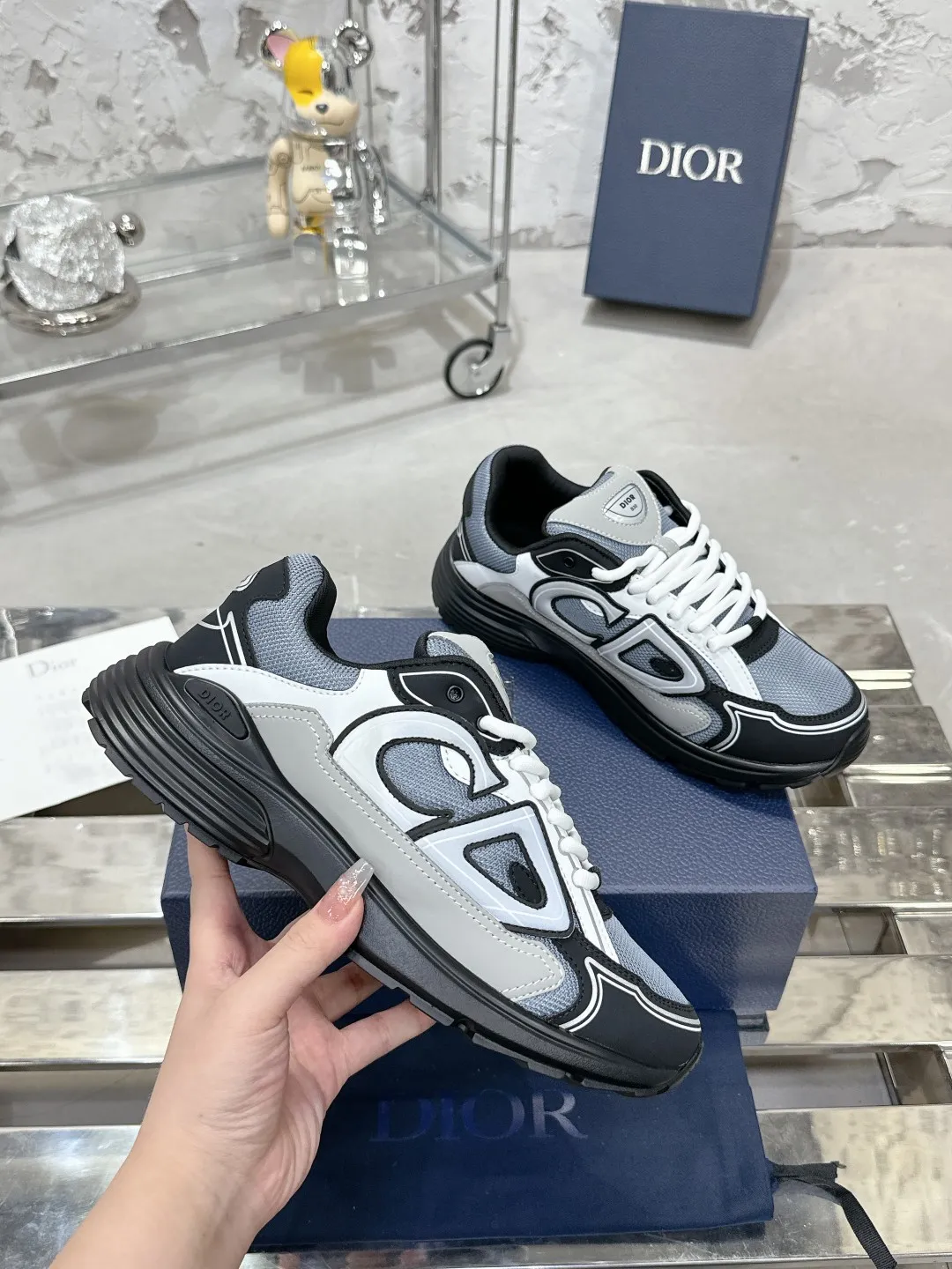 Men's men's shoes 💰600❤️❤️❤️High version Dior Dior's latest color matching B30 series reflective dad sneakers original 17380💰 purchased for development and production Brand new B30 sneakers Dad Shoes style shoes that follow the trend of the retro market The Dior logo on the tongue also indicates that this pair of shoes is the B30 model! B30 uses fine-textured leather and mesh cloth materials to form a shoe body. There are conspicuous letters CD on both sides of the shoe body to indicate identity. Many lines on the shoe body outline details to make the shoes look less monotonous and full of retro flavor. The delivery counter is exquisitely packaged🛍📦 ▪️Fabric: Original customized technical fabric + mesh ▪️Inner lining: Customized breathable lining ▪️Outsole: Original molded IP foam + TPU outsole ▪️Sole thickness: 3.5CM ▪️Size: Women’s size 35-40 / Men’s size 39-46